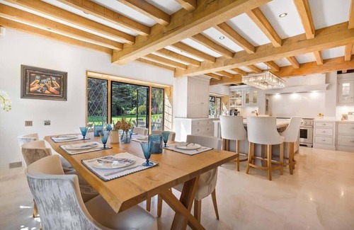 Windlesham House | Luxury Stay w/Pool, Hot Tub, Gym & Garden