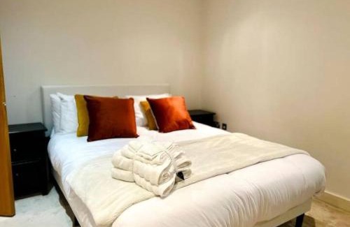 Docklands Apartment | Luxury Stay with Stunning Views in Prime Location - Perfect for Business or Leisure