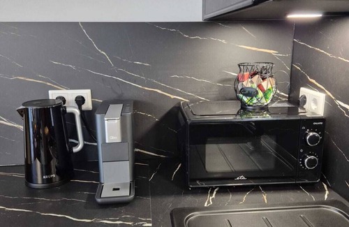 Dinslaken Apartment | Luxury suite Style and comfort TV-75 inch Large balcony Tenderingssee nearby