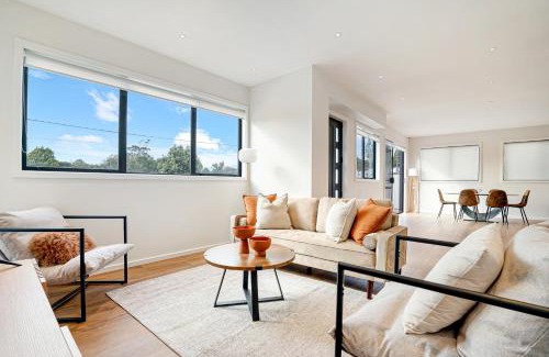 Devonport Apartment | Luxury Sun Soaked Devonport Waterfront 4BR Home