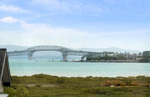 Devonport Apartment | Luxury Sun Soaked Devonport Waterfront 4BR Home