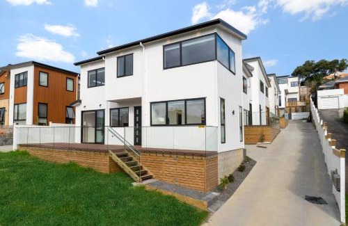 Devonport Apartment | Luxury Sun Soaked Devonport Waterfront 4BR Home