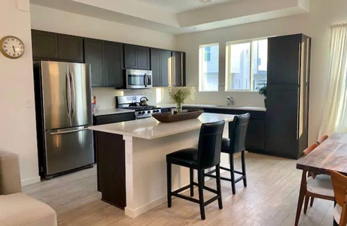Twin Lakes House | Luxury Townhome - 10 Min to Downtown!