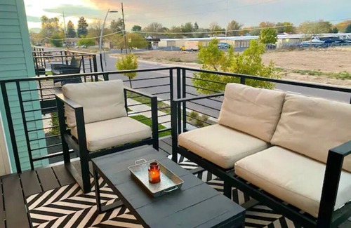 Twin Lakes House | Luxury Townhome - 10 Min to Downtown!