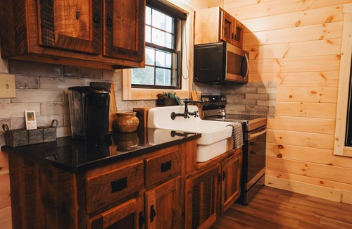 Fredericksburg Cabin | Luxury Treehouse Cabin Over Salt Creek, Cabin 2