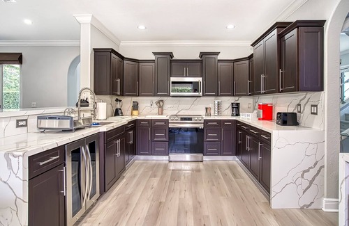 Miami Lakes House | Luxury Tropical Living - 4BR w Backyard Pool Oasis