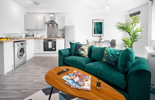 Cradley Heath Apartment | Luxury Two Bedroom Apartment - Parking - Smart TV