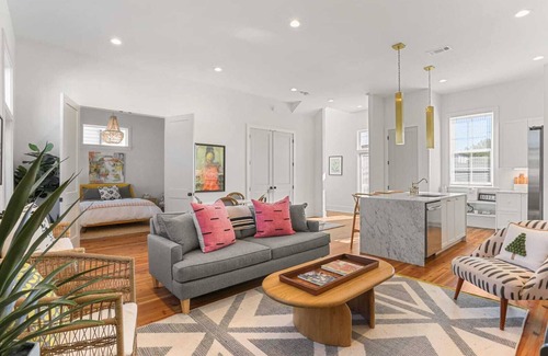 West Riverside House | Luxury Uptown 4BR | Courtyard | Elegantly Designed