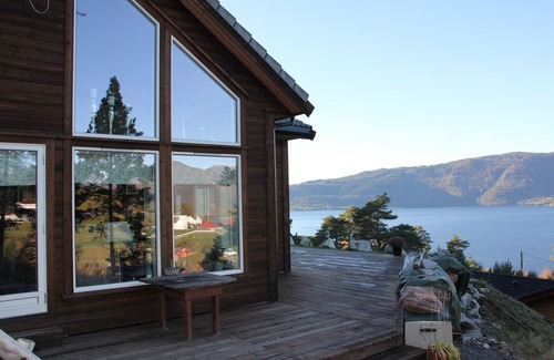 Kvinnherad House | Luxury vacation home in Norway on the fjord, incl. 9.9 hp motorboat, 4 bedrooms!