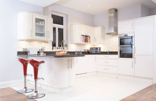 Walpole House | Luxury Victorian 5/6 bdr town house. Sleeps 10-14. Garden and Parking