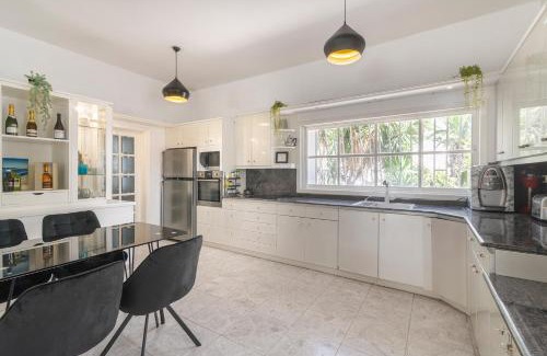 Rishon LeTsiyon Villa | Luxury Villa 6BR with Swimming Pool by Beach - Villa Costa