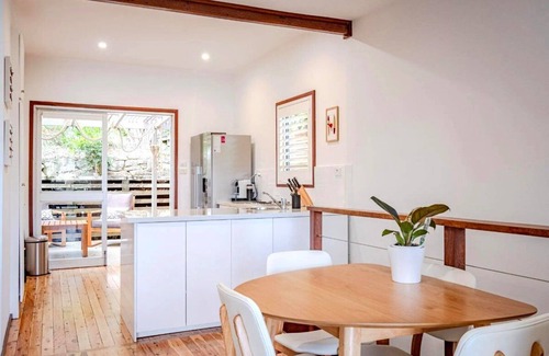 Booker Bay House | Luxury Villas Cottage in Paradise at Daleys Point (Walk to the beach)