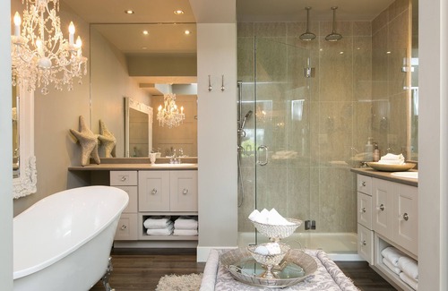 Kelowna Central Business District Hotel | Luxury Waterfront - Downtown - Gorgeous Interior!