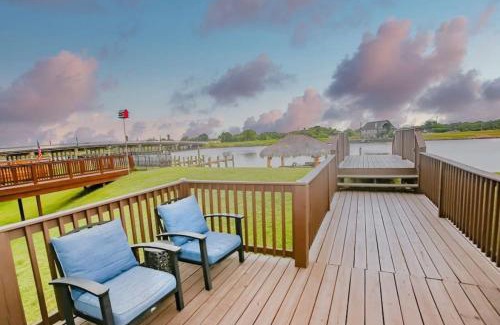 Freeport Villa | Luxury Waterfront Home Family and Pet Friendly Near Surfside Beach 11 Mins