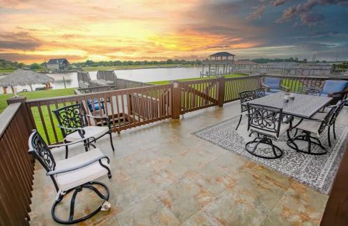 Freeport Villa | Luxury Waterfront Home Family and Pet Friendly Near Surfside Beach 11 Mins
