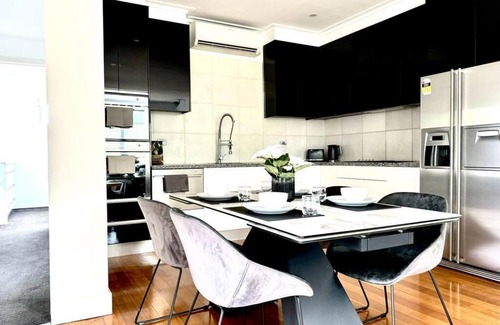 Melbourne House | Luxury Williamstown Beach Side Stay