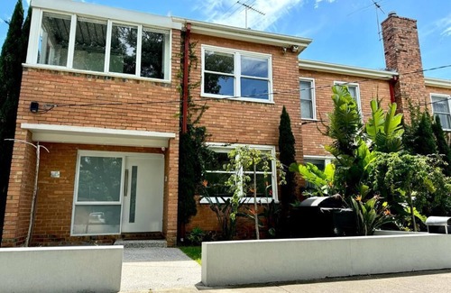 Melbourne House | Luxury Williamstown Beach Side Stay