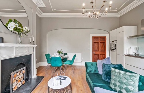 Wakefield Condo | Luxury Yorkshire Apartment 2 - Parking