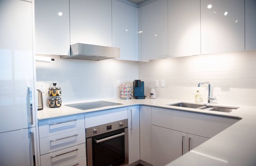 Downtown Edmonton Condo | LuxurySuite|Hot Tub&Pool| GYM|Roger's Place & DT