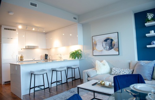 Downtown Edmonton Condo | LuxurySuite|Hot Tub&Pool| GYM|Roger's Place & DT