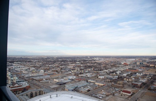 Downtown Edmonton Condo | LuxurySuite|Hot Tub&Pool| GYM|Roger's Place & DT