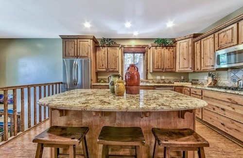 Lincoln Park House | Lv12 luxury villa with hot tub, close to skiing