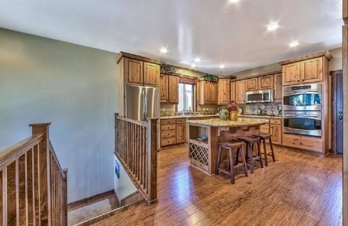 Lincoln Park House | Lv12 luxury villa with hot tub, close to skiing