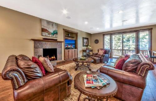 Lincoln Park House | Lv12 luxury villa with hot tub, close to skiing