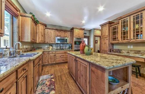 Lincoln Park House | Lv12 luxury villa with hot tub, close to skiing