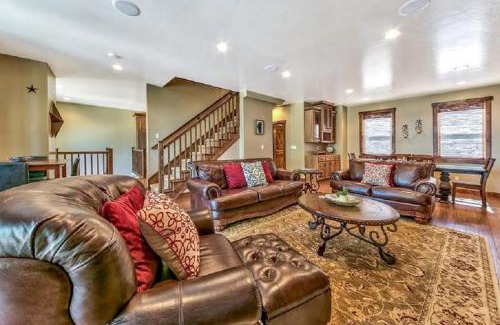 Lincoln Park House | Lv12 luxury villa with hot tub, close to skiing