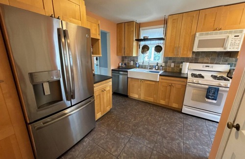 Lyndhurst House | Lyndhurst 3 BR 1 Bath Home for Monthly Rental w Smart TVs and wood flooring in quiet neighborhood