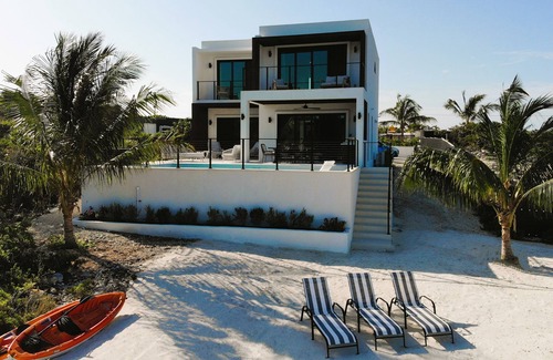 Venetian Road Settlement Villa | Márohu, 3BR Beach Oasis on Flamingo Lake