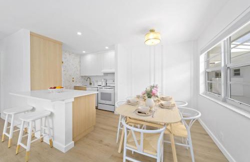 Mango Groves Apartment | M Lake Worth Beach - Modern Villas Near West Palm Beach, Chic Retro Vibes, King Bed, Cozy Backyard, BBQ, Workspace, High-Speed Internet, Free Parking, 5 Minutes to Downtown & Beach