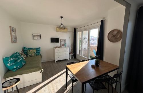 Palavas-les-Flots Apartment | M T2 climatisé à100m de la plage ,des bateaux ,des commerces, Une terrasse ensoleillée