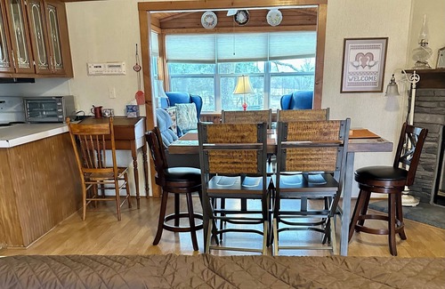 Jonesborough House | Ma And Pa's Place .Handicapped Accessable
