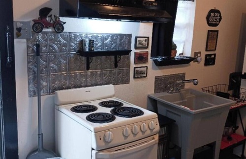 Pasadena Apartment | "MacBerry Nut Cottage", Charming WWII Built 1-1 Smoke/Pet Free Duplex Garage Apt