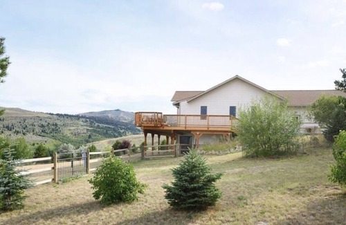 North Meadow Creek House | Madison Valley View-Ideal Kitchen-Pet Friendly