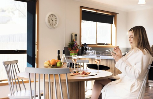 Penguin House | Madsen Retreat Self Contained Executive Suiten2 Bedrooms and Sleep 4