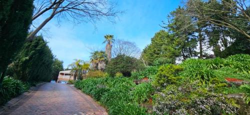 Warrandyte House | Maggie's Guesthouse - large property with pool, billiards, tennis court, BBQ & more