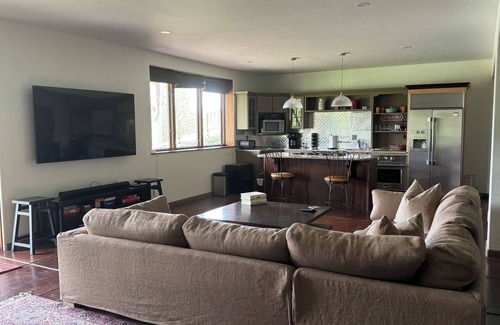 El Jebel House | Magical Blue Lake Home - 4400 SF Pet Friendly