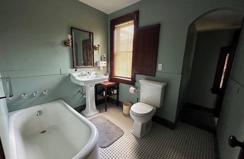 Altoona House | Magical Christmas Getaway! Historical 3BR with Modern Amenities, Great Location