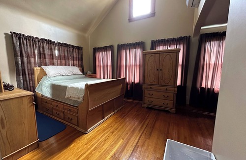 Altoona House | Magical Christmas Getaway! Historical 3BR with Modern Amenities, Great Location