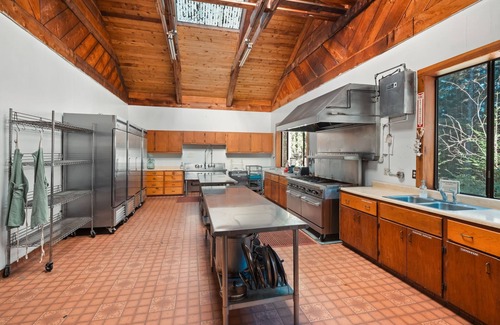Albion House | Magical Retreat Venue for Groups of 10-50+ People! 10min from Town of Mendocino