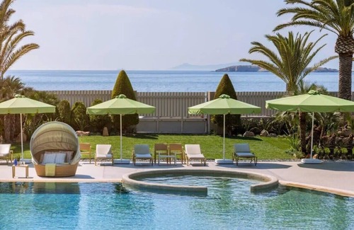 Vouliagmeni Apartment | Magnificent 1BR Suite Close Acropolis Museum