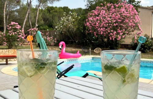 Bagnols-sur-Ceze Villa | Magnificent villa with swimming pool and enclosed garden with trees