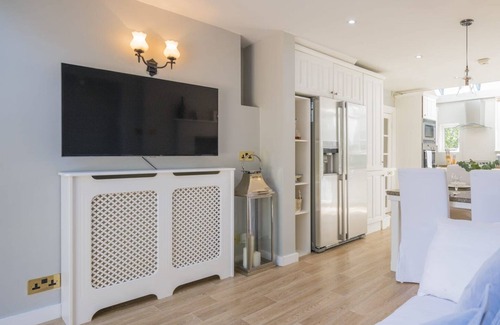 Sunninghill House | Magnolia Lodge - 4 Beds, Fabulous Garden, Parking