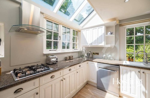 Sunninghill House | Magnolia Lodge - 4 Beds, Fabulous Garden, Parking