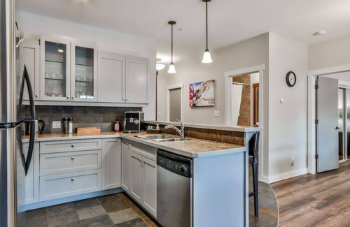 Canmore Apartment | Magpie’s Nest, Nest in the Rockies