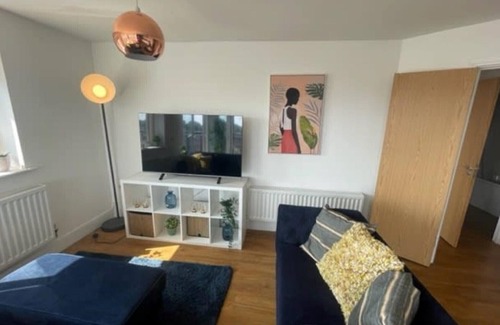 Bray on Thames Apartment | Maidenhead - Stunning, Spacious - Three Bedrooms (Two Bath) Apartment