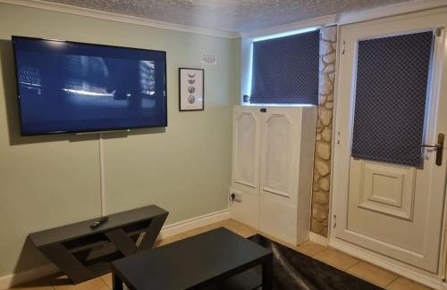 Maidstone Apartment | Maidstone 3bedroom free sports channels, parking sleeps 7